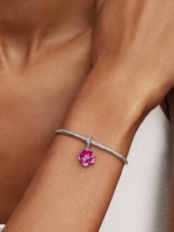 Pandora hibiscus hängberlock på modell Moments-armband – rosa blomma emalj sommar 2026 present dam