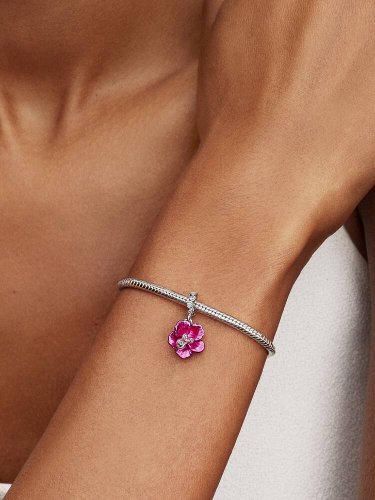 Pandora hibiscus hängberlock på modell Moments-armband – rosa blomma emalj sommar 2026 present dam