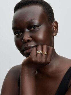 Pandora Himmelskt Glittrande Stiftörhängen på modell – guld split-stud sol Pandora Timeless