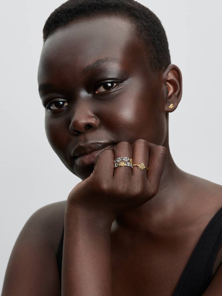 Pandora Himmelskt Glittrande Stiftörhängen på modell – guld split-stud sol Pandora Timeless