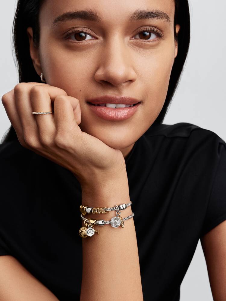 Pandora fotboll berlock på modell Moments-armband – sport fotboll VM 2026 present dam silver