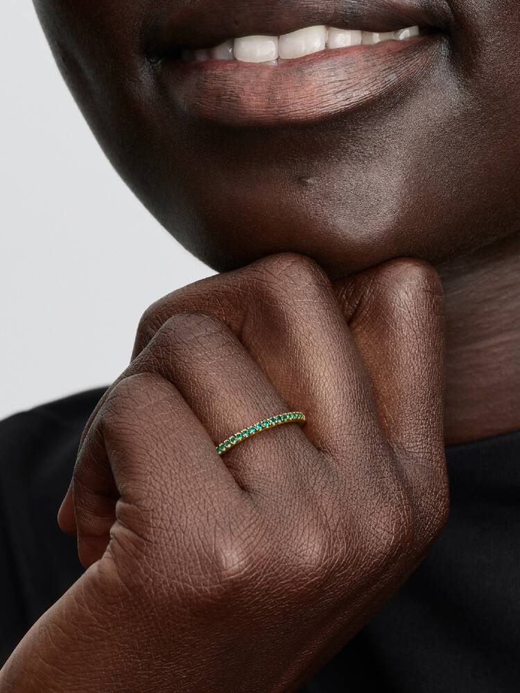 Pandora 162999C03 närbild – gröna pavéstenar i 14k guld Pandora Timeless stapelring