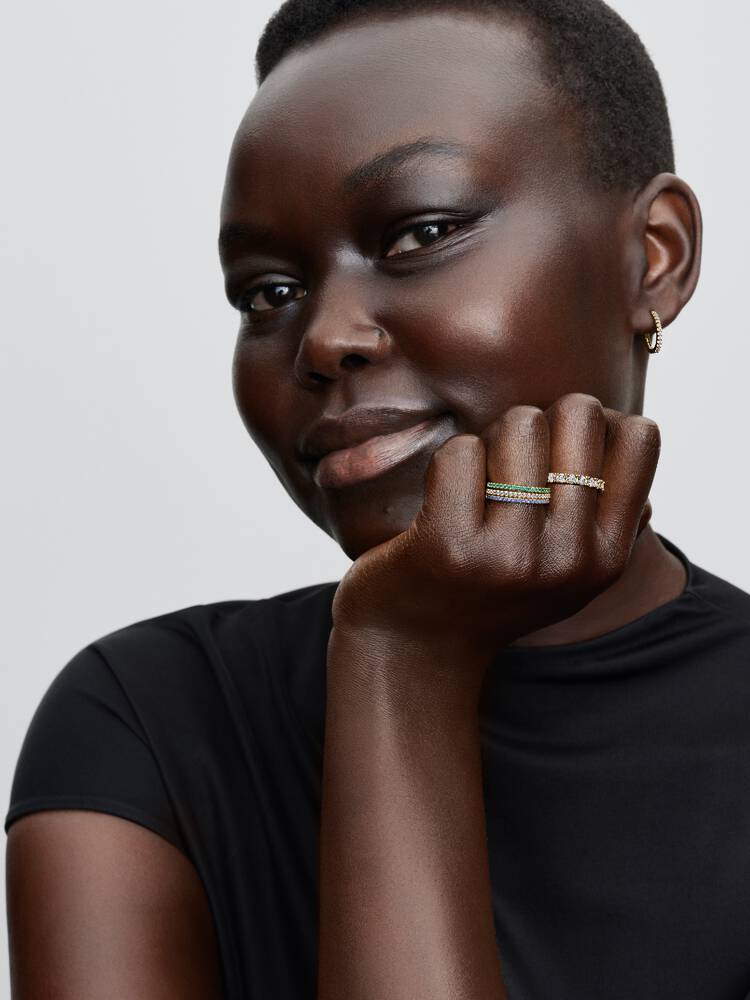 Pandora Glittrande Grön Halv Evighetsring på modell – guld stapelring Pandora Timeless