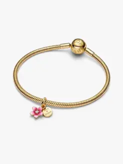 Närbild Pandora Vaiana-blomma hängberlock – rosa emalj kronblad och gravyr Dare to dream disc