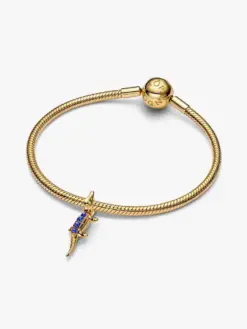Närbild Pandora alligator berlock – gröna kristallögon lapis lazuli fjäll guld detaljer