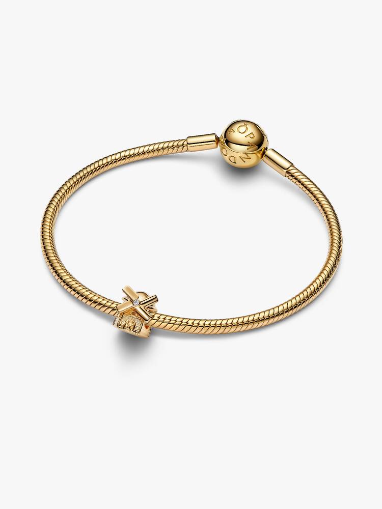 Pandora väderkvarn berlock på modell med Moments-armband – reseminne Europa Holland present