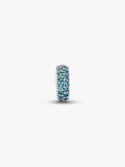 Närbild Pandora mellanled isblå sten – isblå stenar sterlingsilver clip Moments detalj 2026