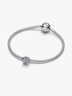 Pandora berlock snäcka med blå emalj – sterlingsilver 794695C01 på vit bakgrund