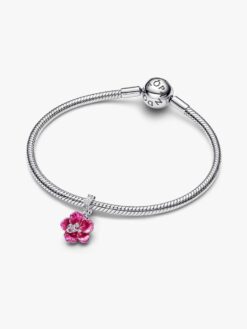 Närbild Pandora hibiscus hängberlock – transparent rosa emalj klara stenar sterlingsilver blomma detalj