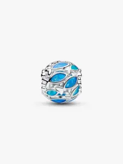 Närbild Pandora simmande fiskar berlock – openwork fiskar blå emalj sterlingsilver detalj sommar hav