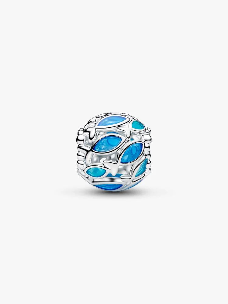 Närbild Pandora simmande fiskar berlock – openwork fiskar blå emalj sterlingsilver detalj sommar hav