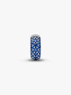 Närbild Pandora klarblå clipberlock – klarblå kubisk zirkonia sterlingsilver klämstopp Moments 2026