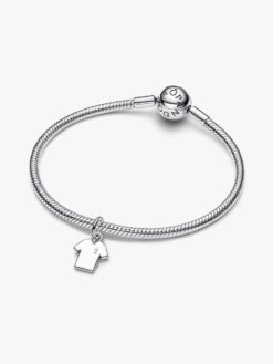 Närbild Pandora fotbollströja hängberlock – kubisk zirkonia emblem framsida sterlingsilver sport VM