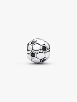 Närbild Pandora fotboll berlock – lappmönster svarta flush-set stenar sterlingsilver detalj sport