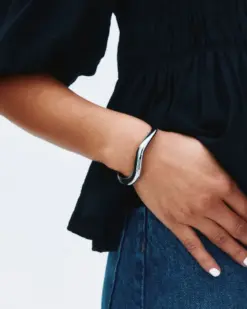 Minimalistiskt bangle-armband i silver från Edblad