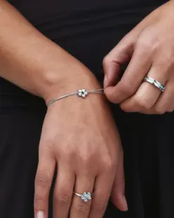Silverarmband med blomform från Edblad