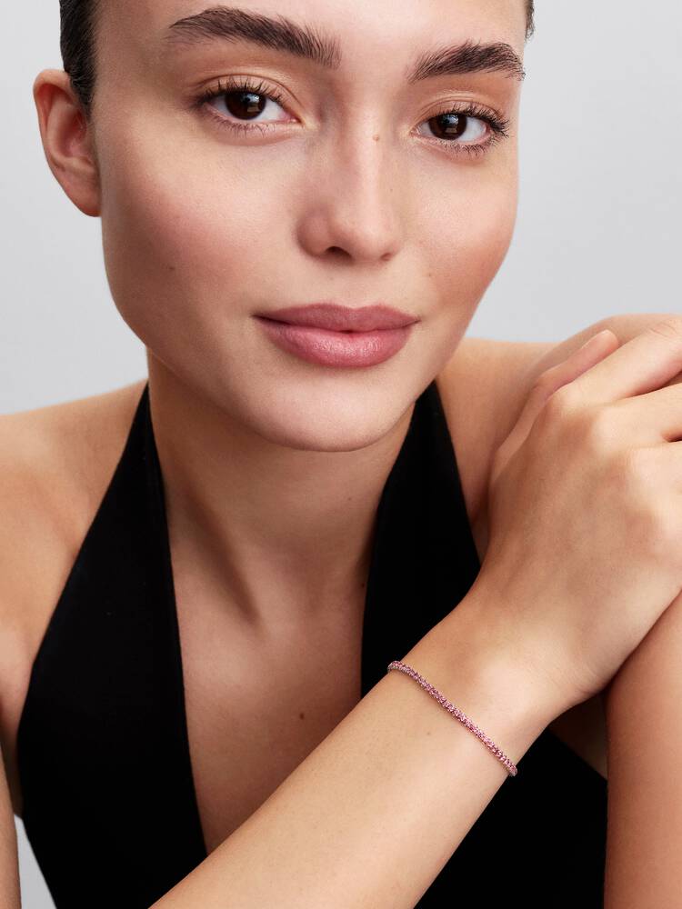 Pandora Litet Rosa Tennisarmband på modell – sterlingsilver orkidrosa CZ Pandora Timeless stack