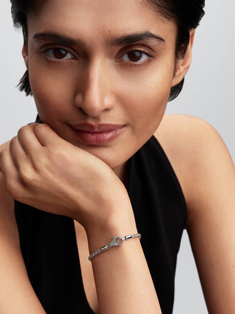 Pandora Skirt Berlockarmband med Glittrande Lås på modell – foxtail sterlingsilver Pandora Moments