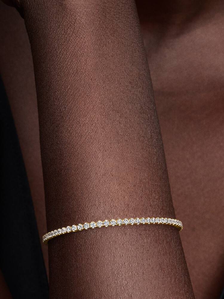 Pandora 563927C01 närbild – 14k guld tennisarmband briljantslipade CZ-stenar kloinfattning Timeless