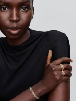 Pandora Gnistrande Tennisarmband på modell – 14k guldpläterat CZ-armband Pandora Timeless stack