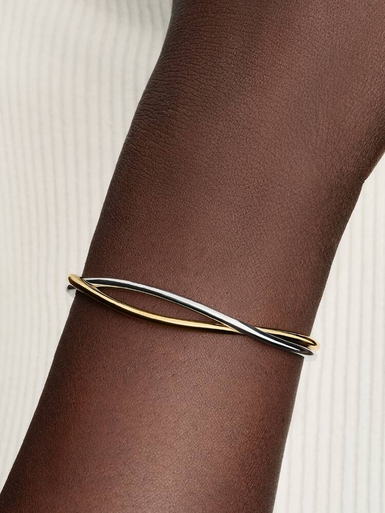 Närbild Pandora tvinnad tvåfärgad öppen armring – silver guld tvinnad struktur handbearbetad detalj 2026