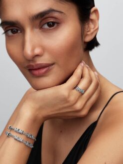 Kvinna bär delbar ring till mamma från Pandora i silver, staplad på fingret