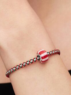 Röd muranoberlock med pepparmintsränder på Pandora-armband buret på handled