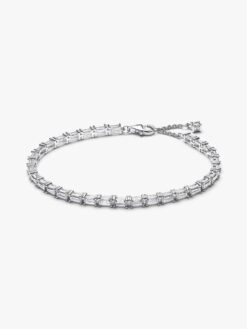 Glittrande tennisarmband med baguetteslipade stenar från Pandora i sterlingsilver